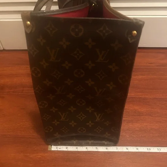 Louis Vuitton OnTheGo GM Bag - Picture 12 of 16